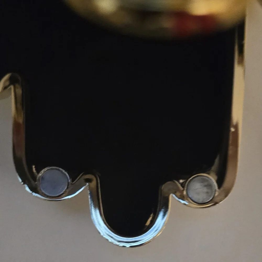 Hand Shaped Chain Crossbody Bag - Picture 7 of 9